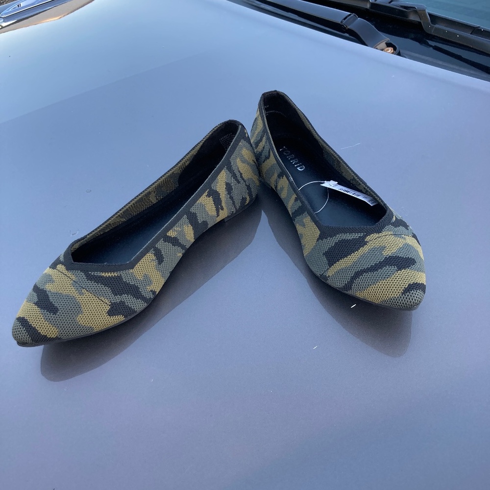 Size 7.5ww Camo point toe flats - Picture 3 of 4